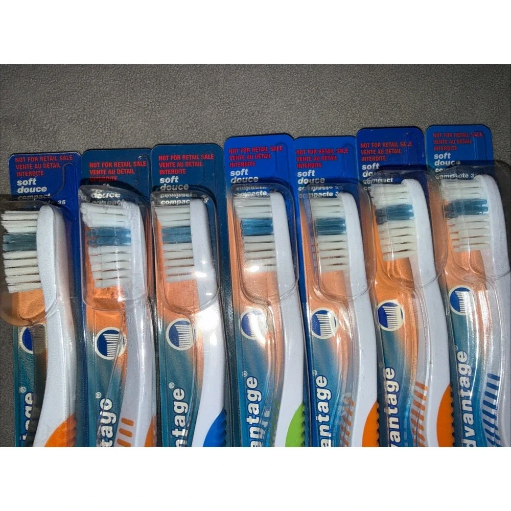 Lot‎ of 7 Oral B Toothbrushes Advantage Soft Compact 35 Bristle 2002
